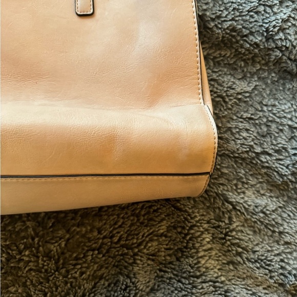 GUESS Tote Stye Handbag - Picture 16 of 16